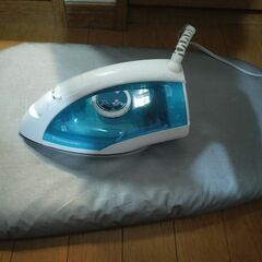 パナソニック コード付きスチームアイロン ブルー NI-S55-A（アイロン台付き）の画像