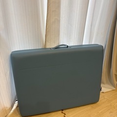 ほぼ新品　折りたたみ治療ベッドの画像