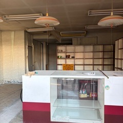 クリーニング店のカウンターの画像