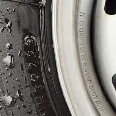 バリ山　スタッドレス　2本のみ　145/80R12 LT　ブリヂストン　2022年製　軽トラ、軽バンホイール付き　の画像