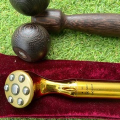 ヴィーナスタッチ EMS美顔器と木製のローラの画像