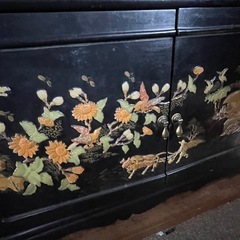 【100円】重厚な黒塗りの飾り棚/大型キャビネット（幅2m）【厚木市岡田・要積載車】の画像