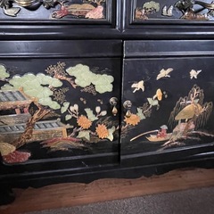 【100円】重厚な黒塗りの飾り棚/大型キャビネット（幅2m）【厚木市岡田・要積載車】の画像