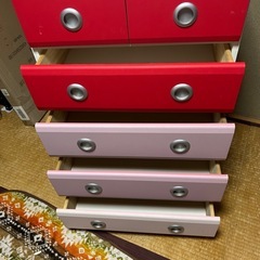 (引き取り限定)可愛いピンクとレッドの木製チェストの画像