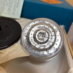 南部鉄器と湯呑み２つのセットの画像