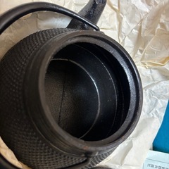 南部鉄器と湯呑み２つのセットの画像