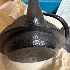 南部鉄器と湯呑み２つのセットの画像