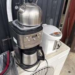 冷蔵庫、ポット、コーヒーメーカー、セットの画像