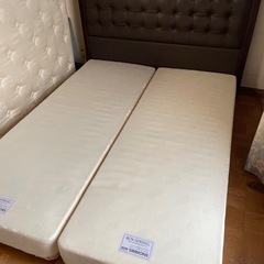 シモンズ（Simmons）のクイーンサイズ マットレスとベッドフレームのセットの画像