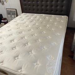 シモンズ（Simmons）のクイーンサイズ マットレスとベッドフレームのセットの画像