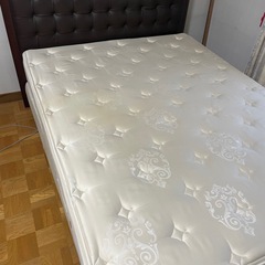 シモンズ（Simmons）のクイーンサイズ マットレスとベッドフレームのセットの画像