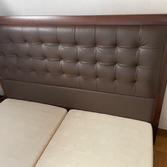 シモンズ（Simmons）のクイーンサイズ マットレスとベッドフレームのセットの画像