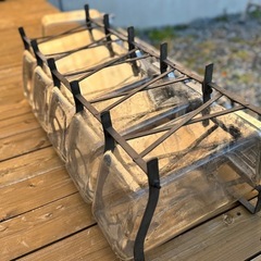 アンティークの蓋つきガラス瓶の画像