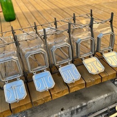 アンティークの蓋つきガラス瓶の画像