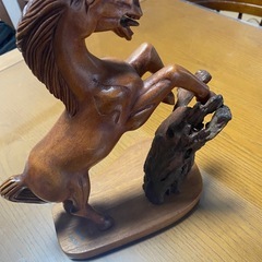 跳ね馬の置物の画像