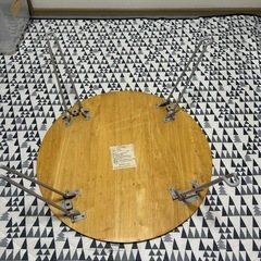 (引き取り限定)丸いテーブル折り畳み可能！の画像