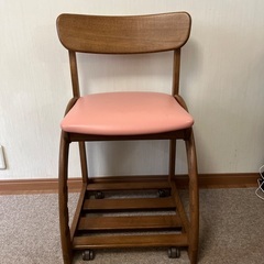 カリモク学習椅子　座席ピーチピンクカラーの画像