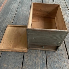 古い木の収納の画像