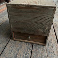 古い木の収納の画像