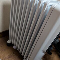 【近隣引き取り限定】デロンギ オイルヒーター 10〜13畳用｜静音・ゼロ風暖房 De'Longhi（De'Longhi） オイルヒーター アミカルド RHJ35M1015-BKの画像