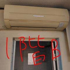 古いエアコン室外機4台の画像