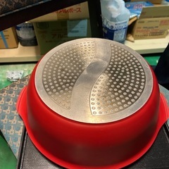 赤いノンスティック鍋 二つ仕切り付きの画像