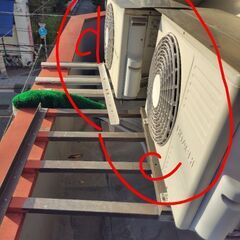 古いエアコン室外機4台の画像