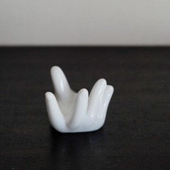陶器 手の形 ジュエリーホルダーの画像