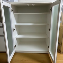 キッチンカウンター 食器棚の画像