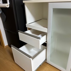 キッチンカウンター 食器棚の画像