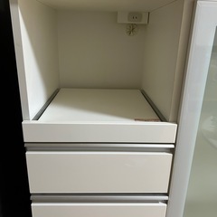キッチンカウンター 食器棚の画像