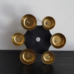 金と黒の5灯キャンドルホルダーの画像