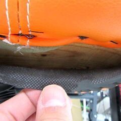 使用感あり デスクチェア 高さ86～94cm オレンジ系 合皮 昇降式 肘付き 跳ね上げ式アームレスト OAチェア オフィスチェア 椅子 イス いす 苫小牧西店の画像