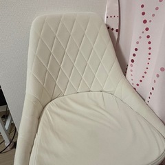 アイボリー ダイヤモンドキルティング デスクチェア 白　椅子の画像