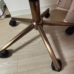 アイボリー ダイヤモンドキルティング デスクチェア 白　椅子の画像