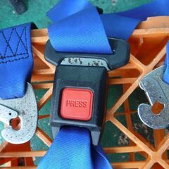 トムス(TOM’S) の4点式シートベルトです。の画像