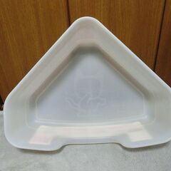 ライオン　猫トイレ　コーナー用三角　美品ほぼ未使用+ねこ砂1個の画像