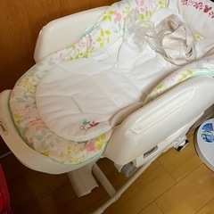 コンビ　ベビーベッド、チェアの画像