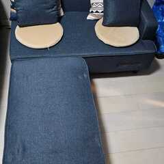 スツールと電源接続を備えた2人用ソファの画像