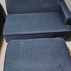 スツールと電源接続を備えた2人用ソファの画像