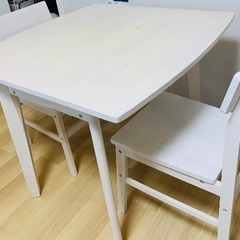 ホワイト　ダイニングテーブルセット　椅子2本付きの画像