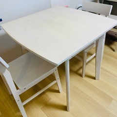 ホワイト　ダイニングテーブルセット　椅子2本付きの画像