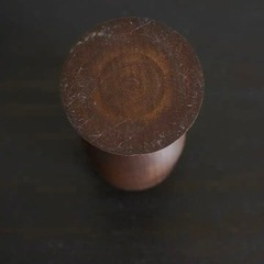 ビンテージ暗いチーク材のワイングラス型カップの画像