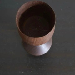 ビンテージ暗いチーク材のワイングラス型カップの画像