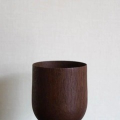 ビンテージ暗いチーク材のワイングラス型カップの画像