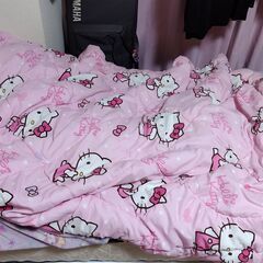[無料]サンリオキティー布団+枕カバーを譲ります。の画像