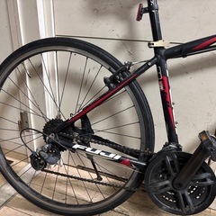 FUJI クロスバイク アルミフレーム 黒・赤・白の画像
