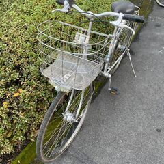 リサイクルショップどりーむ天保山店　No577 激安！　自転車　シティサイクル　２７インチ　シルバー　ギア切替しよう不可　ギア１速固定(軽い状態です)　LEDオートライト付き♪　タイヤ少々ヒビあり　走行テスト済みの画像