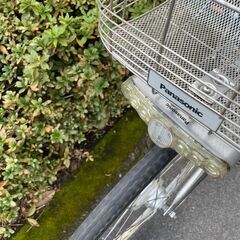 リサイクルショップどりーむ天保山店　No577 激安！　自転車　シティサイクル　２７インチ　シルバー　ギア切替しよう不可　ギア１速固定(軽い状態です)　LEDオートライト付き♪　タイヤ少々ヒビあり　走行テスト済みの画像