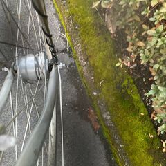 リサイクルショップどりーむ天保山店　No577 激安！　自転車　シティサイクル　２７インチ　シルバー　ギア切替しよう不可　ギア１速固定(軽い状態です)　LEDオートライト付き♪　タイヤ少々ヒビあり　走行テスト済みの画像